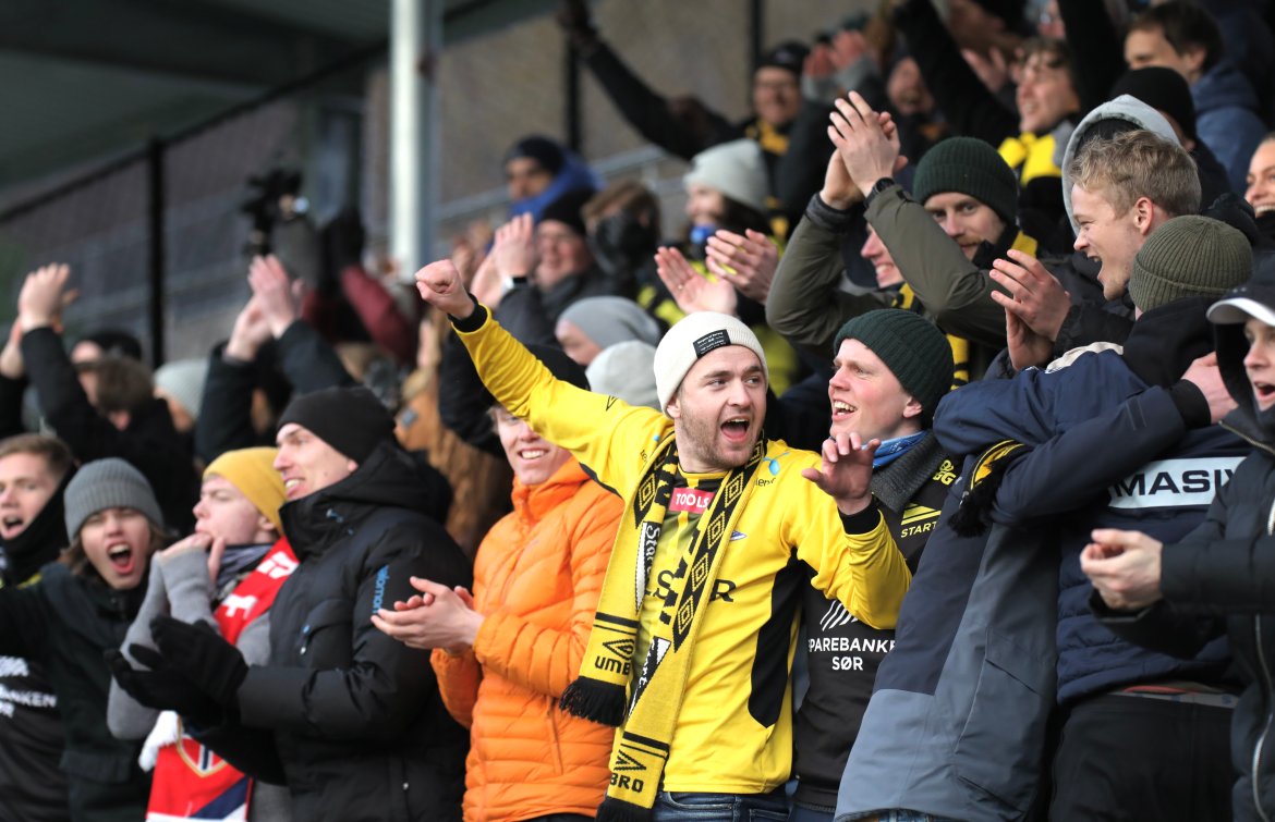 Start-fansen feirer etter seieren mot Åsane. Foto: Ann-Kristin Røsbø, Hordlandsfotball