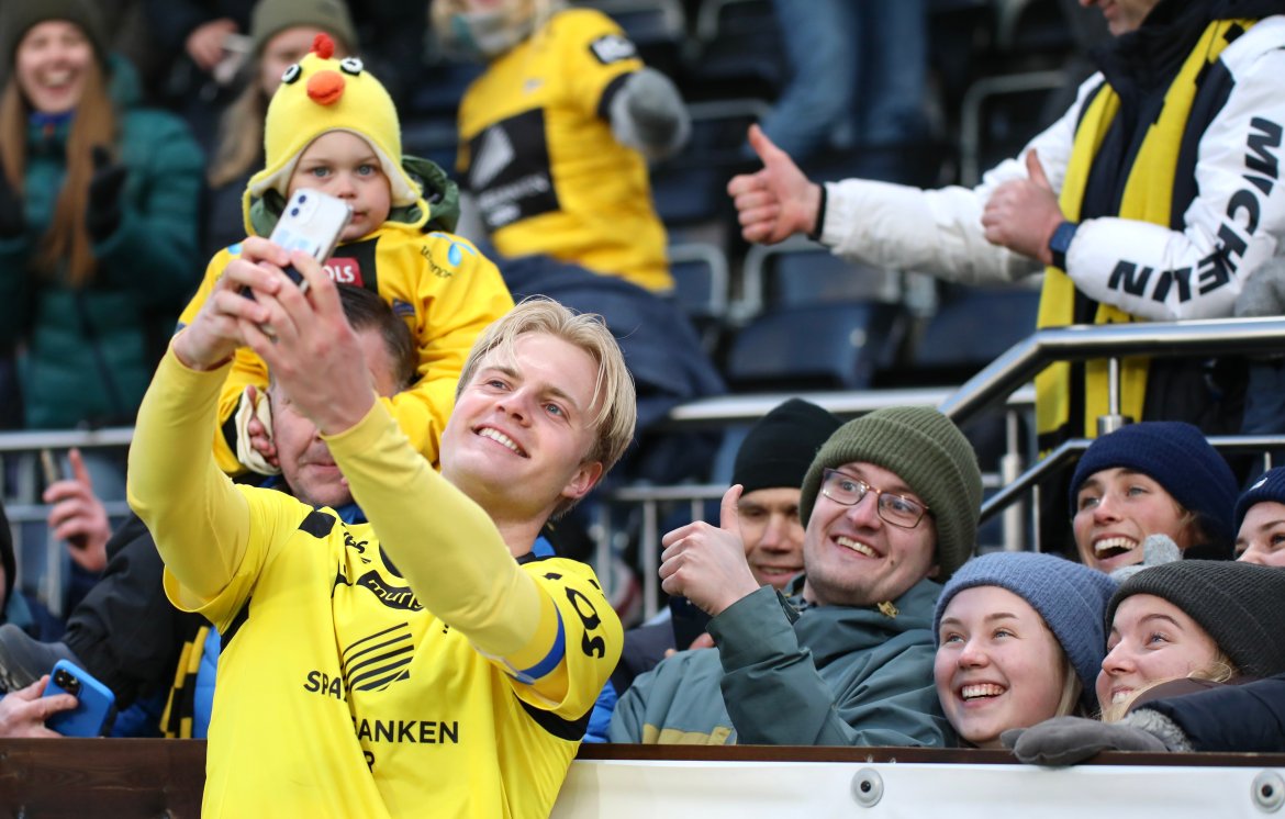 Jonatan Braut Brunes feirer med fansen etter kampen mot Åsane. Foto: Ann-Kristin Røsbø, Hordlandsfotball