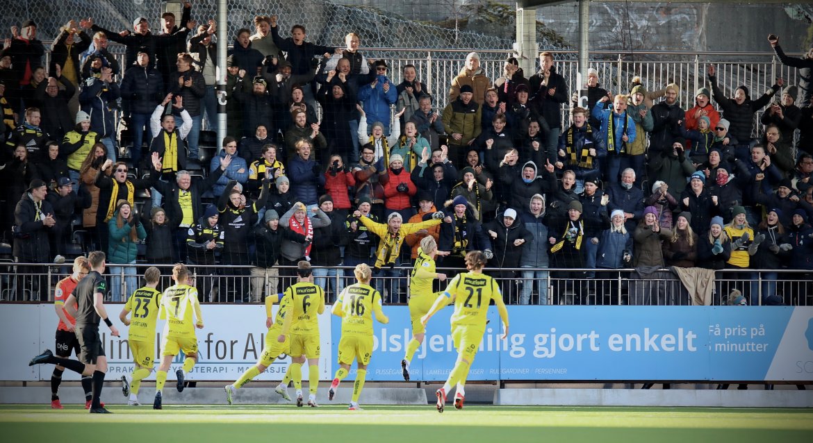 Jonatan Braut Brunes feirer etter tre mål mot Åsane. Foto: Ann-Kristin Røsbø, Hordlandsfotball