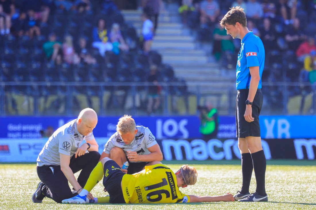 Oskar Gallenius må forlate banen mot Brann Tor Erik Schrøder NTB.jpg