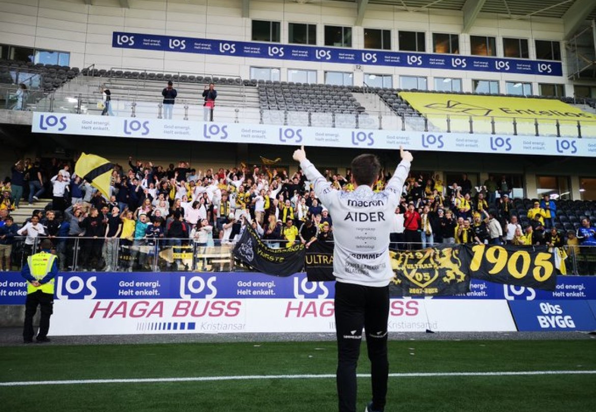 Sindre Tjelmeland strålende fornøyd med fansens innsats i går
Foto: Egil Imenes