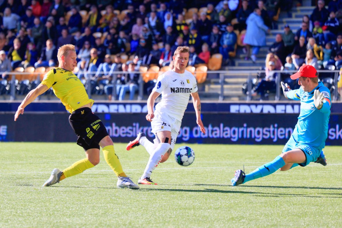 Eirik Schulze setter inn 1-1 mot Raufoss på Sparebanken Sør Arena. Foto: Tor Erik Schrøder