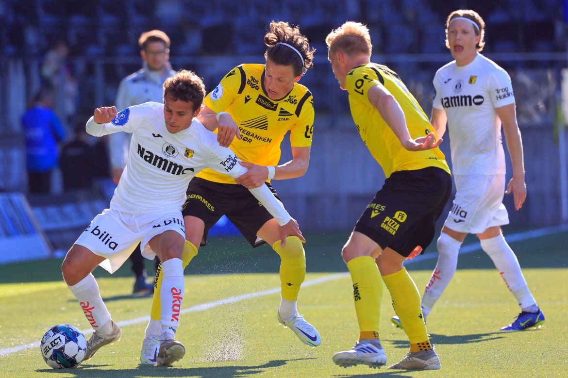 Sander Sjøkvist i kamp mot en Raufoss-spiller. Foto: Tor Erik Schrøder