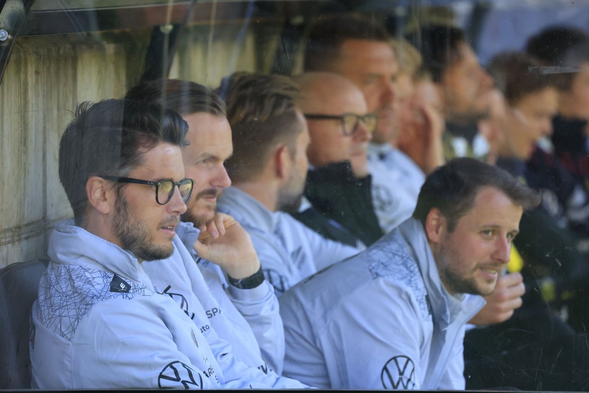 Trenerbenken under Start - Raufoss 26.05.2022 Foto: Tor Erik Schrøder