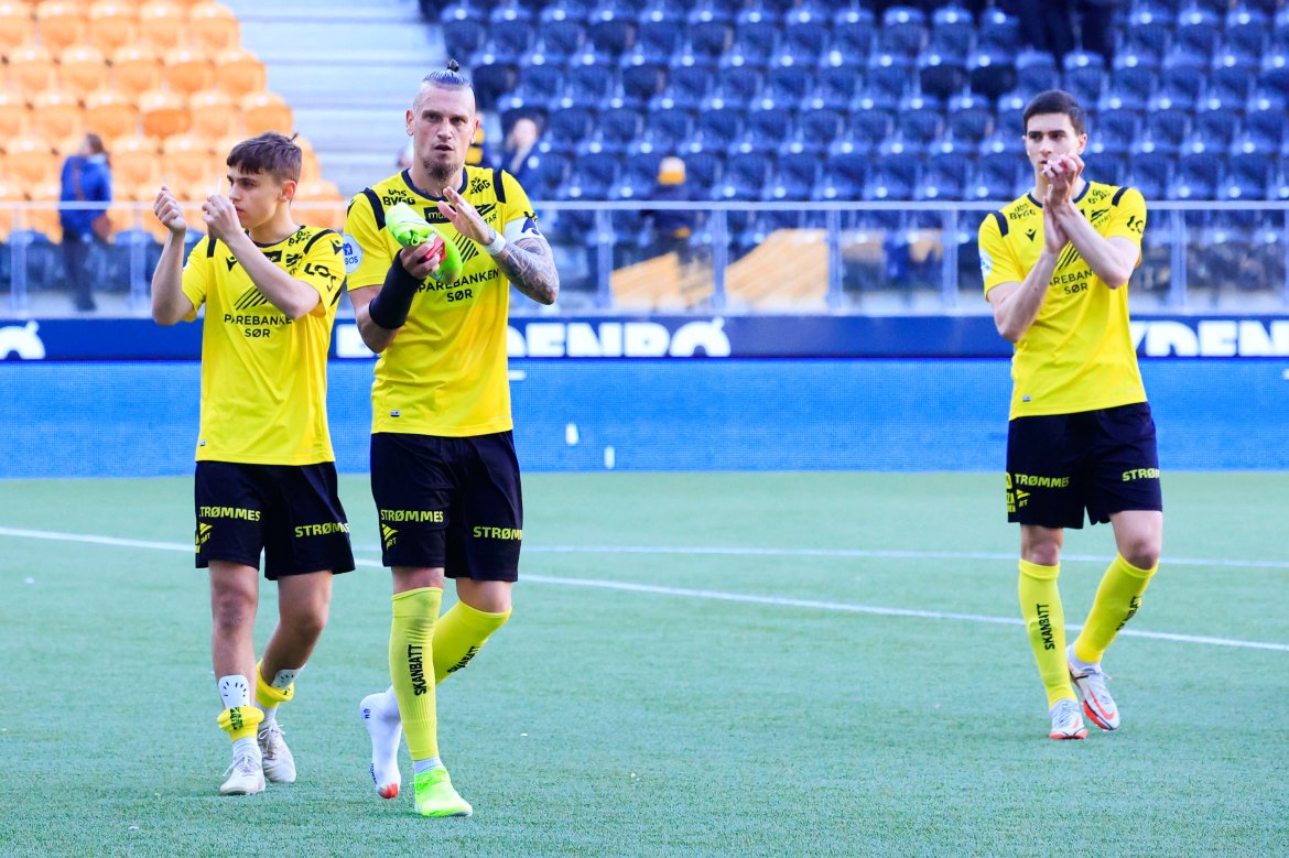 Emir Derviskadic, Vito Wormgoor og Luc Mares takker publikum for kampen. Foto: Tor Erik Schrøder
