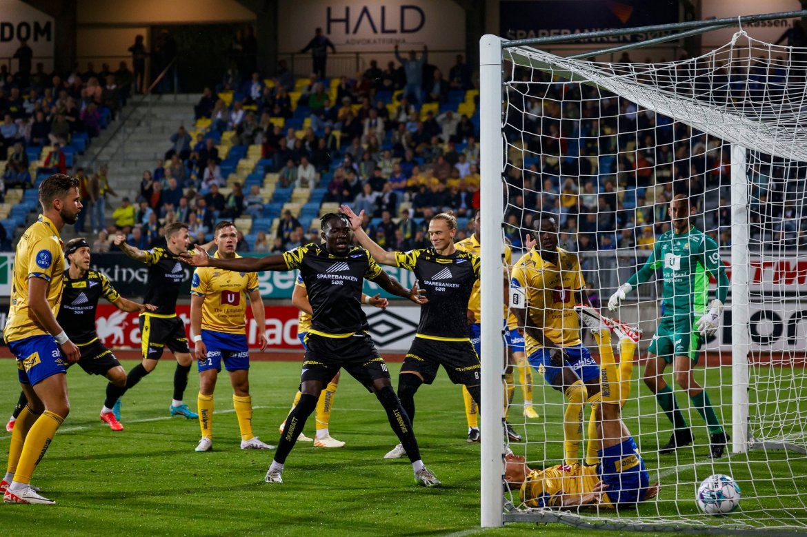 men ballen havner i mål.