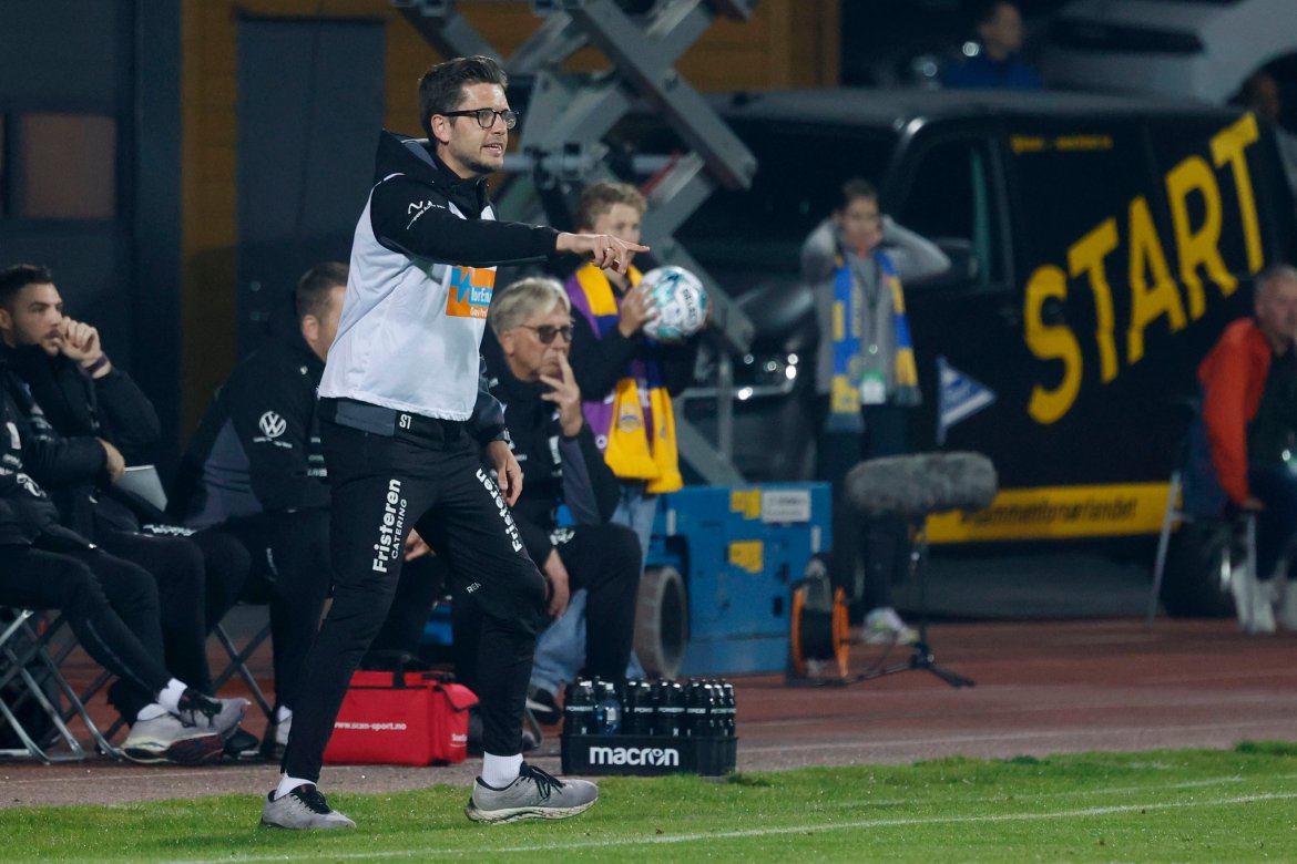 Sindre Tjelmeland dirigerer fra siden