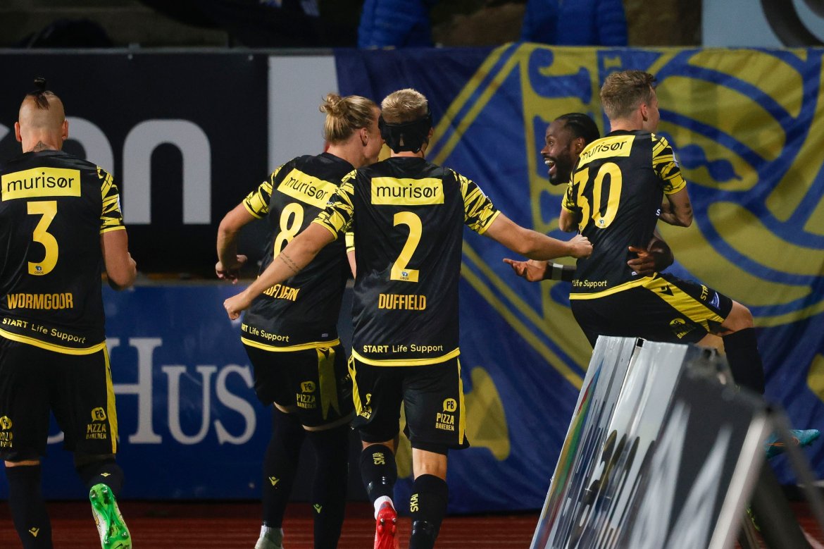 og blir tiljublet av resten av laget