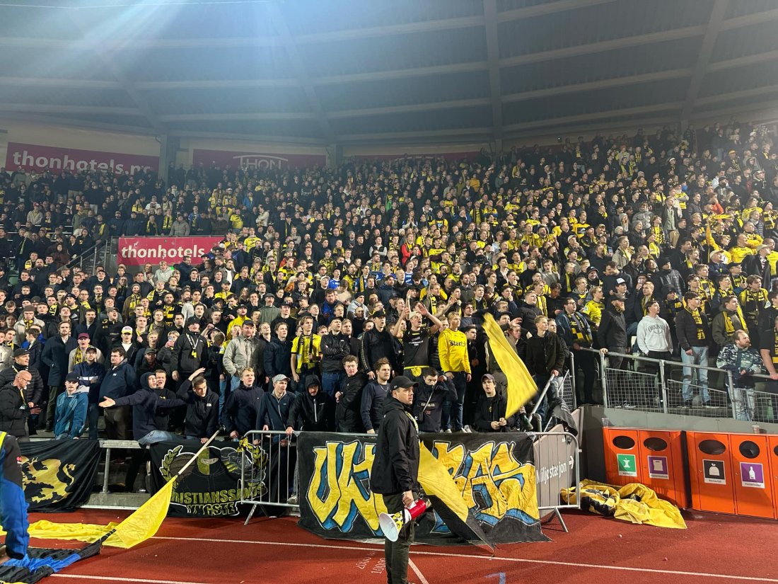 En gul og svart vegg på Bislett Stadion! Venter på sluttresulttatet i Bergen