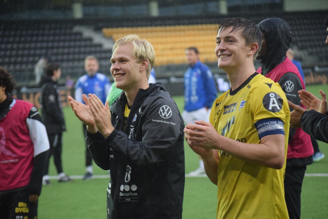 Sivert Sira Hansen (t.h.) sammen med spissen Håkon Lorentzen. Begge er med videre.