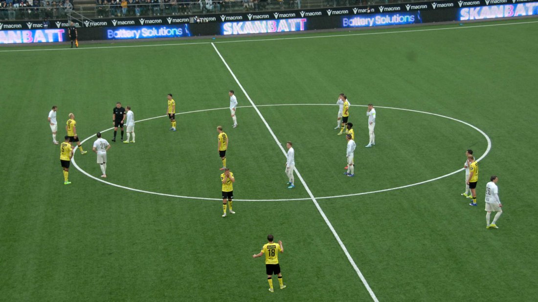 Spillerne går og venter på en VAR-avgjørelse