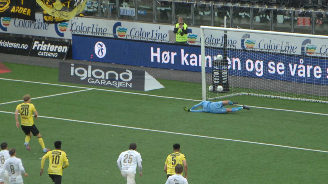 Håkon Lorentzen setter straffen forbi Bodø/Glimts siste skanse (Foto: Kristin Søvik)