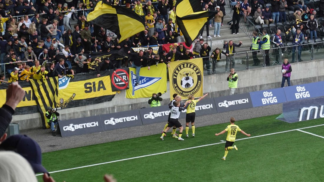 Sett fra publikumsplass: Erlend Segberg jubler med Lundsia etter å ha satt inn 1-1. Tom Strannegård kommer løpende til
