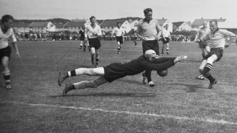 Fra kampen mot Os, med Rolf Lie og Leif Grundetjern i angrep (hentet fra "START i hundre").