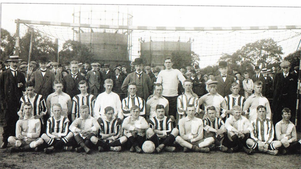 IK Start i Danmark 1912
Startlaget i 1912. Bildet viser danske AaB (stripede drakter) og Start (blå og hvite firkanter). Starterne er foran fra venstre: Gustav Eriksen, Arne Johnsen, Albert Egeland, Bernhard Knudsen, Trygve Berthelsen og Max Horrisland. Bak fra venstre: Johan Jahnsen, Einar Kristiansen, Thomas Svendsen, Arthur Aune Iversen, Ole Tobias Thorstensen og Otto Hulthin (i dress og sikspenslue). Start manglet to av sine beste spillere - Reinholdt Samuelsen og Einar Torjesen - og tapte klart 1-4 mot Aalborg-klubben på dansk jord.